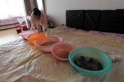 防城楼上漏水，住户失联，小区没物管，业主维权难！律师来支招……